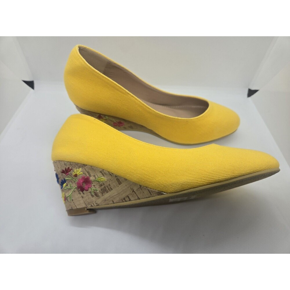 Classique Wedge Heels Close Toe Yellow Floral Applique Size 6.5M